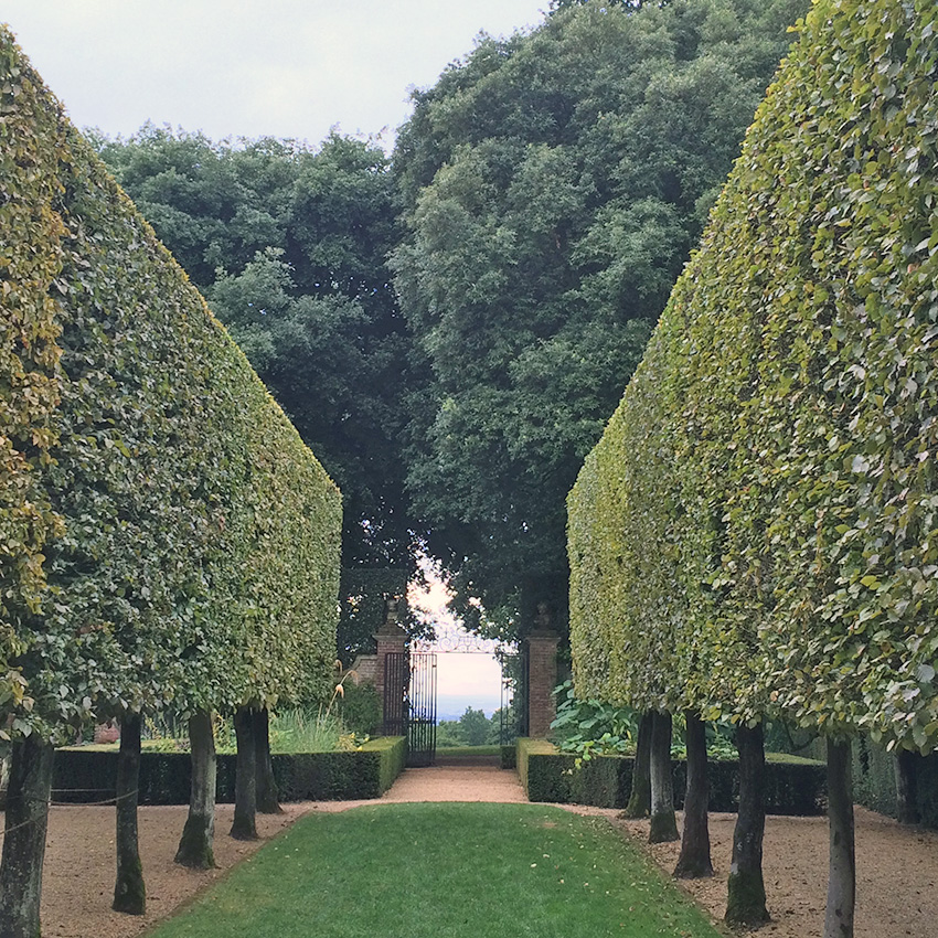 Hidcote Manor Garden, Cotswolds walking cycling holidays UK